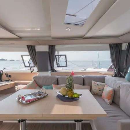 Ботель Catamaran Торевьиа
